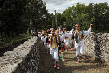 Fotos de los danzantes en Muskilda.