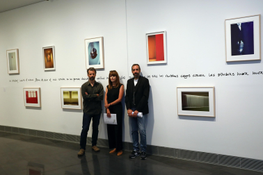 José Noguero (izq.), Laura Azcona y Carlos Bassas, en otro espacio de la muestra.