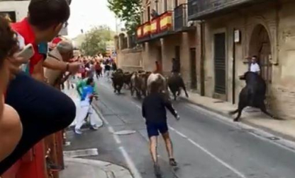 Un mozo se salva de milagro de ser cogido por un toro en Cintruénigo