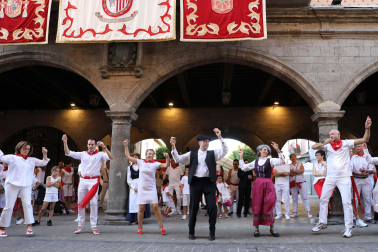 Fotos del festival de danzas de Rocamador de Sangüesa.