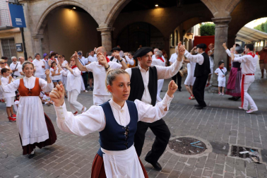 Fotos del festival de danzas de Rocamador de Sangüesa.