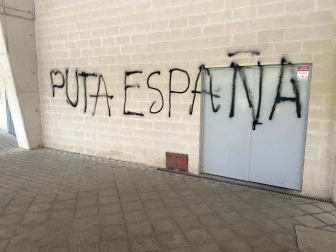 pintadas contra la Selección española en El Sadar