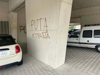 pintadas contra la Selección española en El Sadar