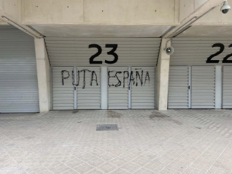 pintadas contra la Selección española en El Sadar