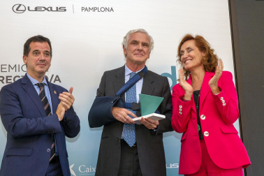 José Antonio Canales recibe el galardón de manos de Laura González, presidenta APD España y Mikel Irujo, consejero del Gobierno.