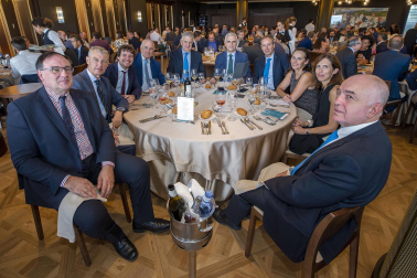 José Ignacio Recalde, José Angel Arrarás, Ortensia Sáez, Beatriz Sesma, Andrés Arizkorreta, José María Aldecoa, Jesús Calavia, Iñaki Goñi, José Antonio Cortajarena y Ricardo Royo./