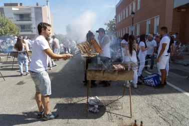 Costillada popular en la Plaza el Ferial durante las fiestas de Huarte