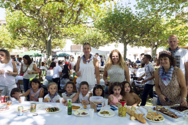 Costillada popular en la Plaza el Ferial durante las fiestas de Huarte