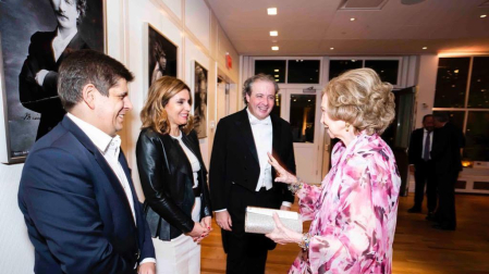 La Reina Sofía, saludando a Sabina Puértolas tras el concierto. Junto a ella, el pianista Javier Perianes (izq.) y el director Juanjo Mena.