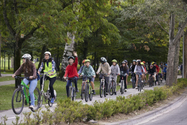 Foto de la ‘bicicletada escolar’ por las calles de Pamplona.