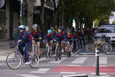 Foto de la ‘bicicletada escolar’ por las calles de Pamplona.