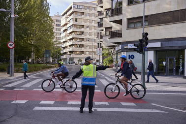 Foto de la ‘bicicletada escolar’ por las calles de Pamplona.