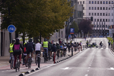 Foto de la ‘bicicletada escolar’ por las calles de Pamplona.