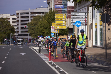 Foto de la ‘bicicletada escolar’ por las calles de Pamplona.