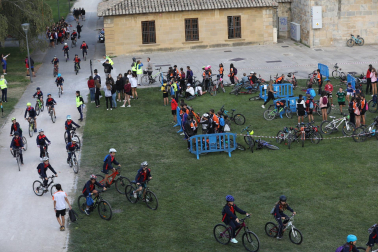 Foto de la ‘bicicletada escolar’ por las calles de Pamplona.