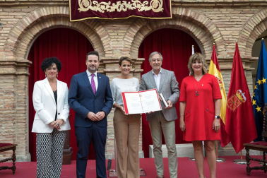 Fotos del galardón otorgado a Voces para la Paz (Músicos solidarios) de Tudela.