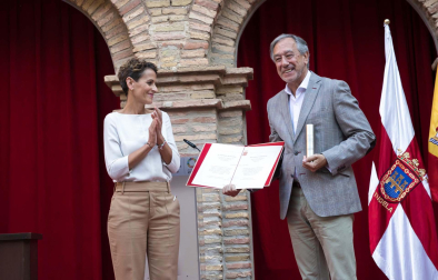 Fotos del galardón otorgado a Voces para la Paz (Músicos solidarios) de Tudela.