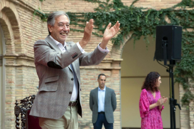 Fotos del galardón otorgado a Voces para la Paz (Músicos solidarios) de Tudela.