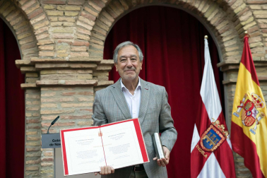 Fotos del galardón otorgado a Voces para la Paz (Músicos solidarios) de Tudela.