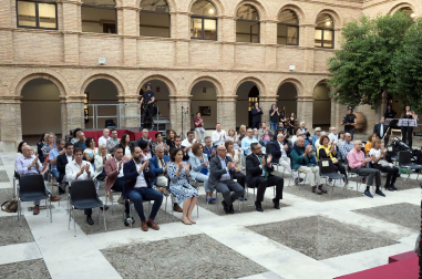 Fotos del galardón otorgado a Voces para la Paz (Músicos solidarios) de Tudela.