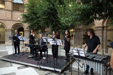 Fotos del galardón otorgado a Voces para la Paz (Músicos solidarios) de Tudela.