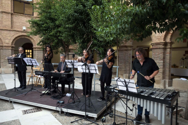 Fotos del galardón otorgado a Voces para la Paz (Músicos solidarios) de Tudela.