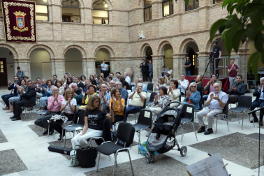 Fotos del galardón otorgado a Voces para la Paz (Músicos solidarios) de Tudela.