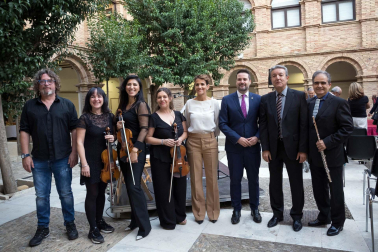Fotos del galardón otorgado a Voces para la Paz (Músicos solidarios) de Tudela.