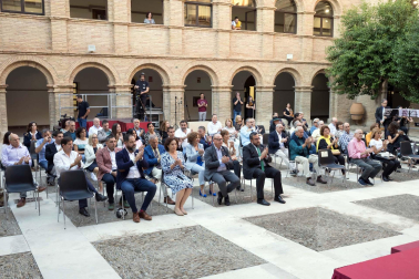 Fotos del galardón otorgado a Voces para la Paz (Músicos solidarios) de Tudela.
