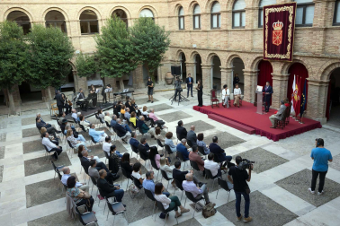 Fotos del galardón otorgado a Voces para la Paz (Músicos solidarios) de Tudela.