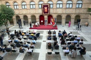 Fotos del galardón otorgado a Voces para la Paz (Músicos solidarios) de Tudela.