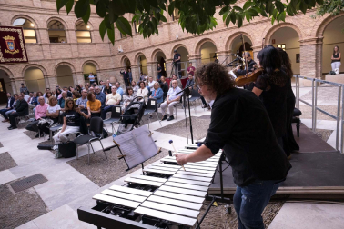 Fotos del galardón otorgado a Voces para la Paz (Músicos solidarios) de Tudela.