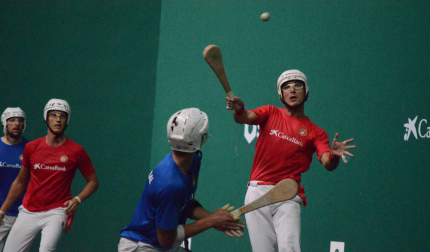 Carlos Baeza salta para empalar una pelota en la final de pala corta
