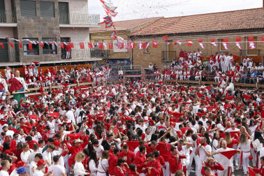 Cohete del inicio de las fiestas de San Miguel de Cortes 2022