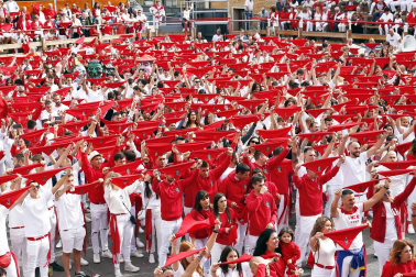 Cohete del inicio de las fiestas de San Miguel de Cortes 2022