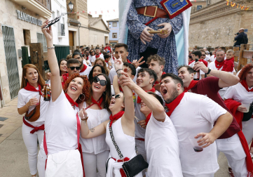 Cohete del inicio de las fiestas de San Miguel de Cortes 2022