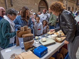 Carreras de layas y mercado de artesanía de Puente la Reina