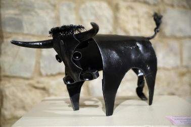 Escultura de un toro realizada con restos de un carro de combate