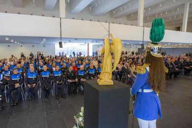 Fotos del acto de la Policía Municipal de Pamplona en honor a su patrón San Miguel. /