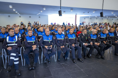 Fotos del acto de la Policía Municipal de Pamplona en honor a su patrón San Miguel. /