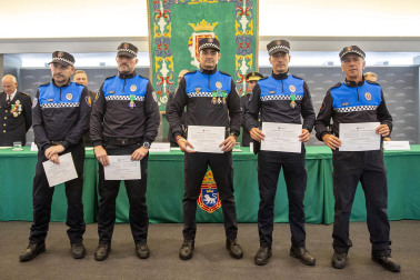 Fotos del acto de la Policía Municipal de Pamplona en honor a su patrón San Miguel. /