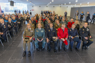 Fotos del acto de la Policía Municipal de Pamplona en honor a su patrón San Miguel. /