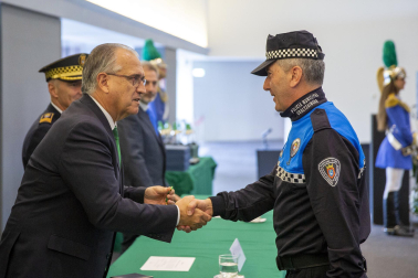 Fotos del acto de la Policía Municipal de Pamplona en honor a su patrón San Miguel. /