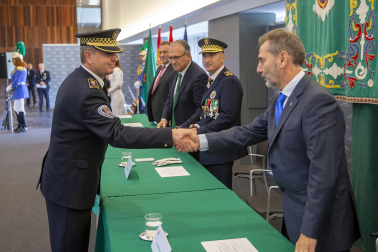 Fotos del acto de la Policía Municipal de Pamplona en honor a su patrón San Miguel. /