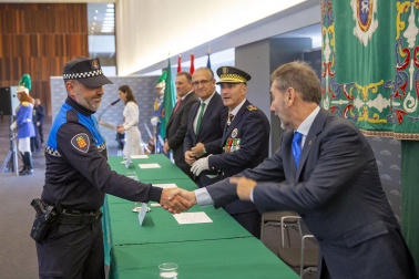 Fotos del acto de la Policía Municipal de Pamplona en honor a su patrón San Miguel. /