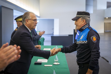 Fotos del acto de la Policía Municipal de Pamplona en honor a su patrón San Miguel. /