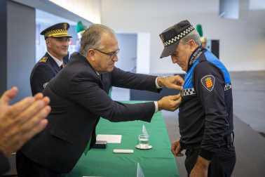 Fotos del acto de la Policía Municipal de Pamplona en honor a su patrón San Miguel. /