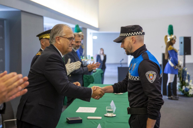 Fotos del acto de la Policía Municipal de Pamplona en honor a su patrón San Miguel. /