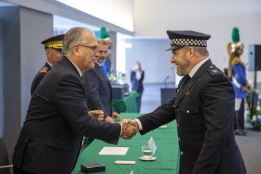 Fotos del acto de la Policía Municipal de Pamplona en honor a su patrón San Miguel. /