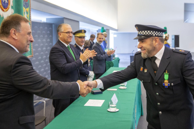 Fotos del acto de la Policía Municipal de Pamplona en honor a su patrón San Miguel. /